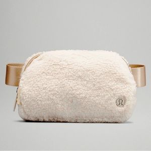 🔥NWT lululemon everywhere fleece belt bag🔥